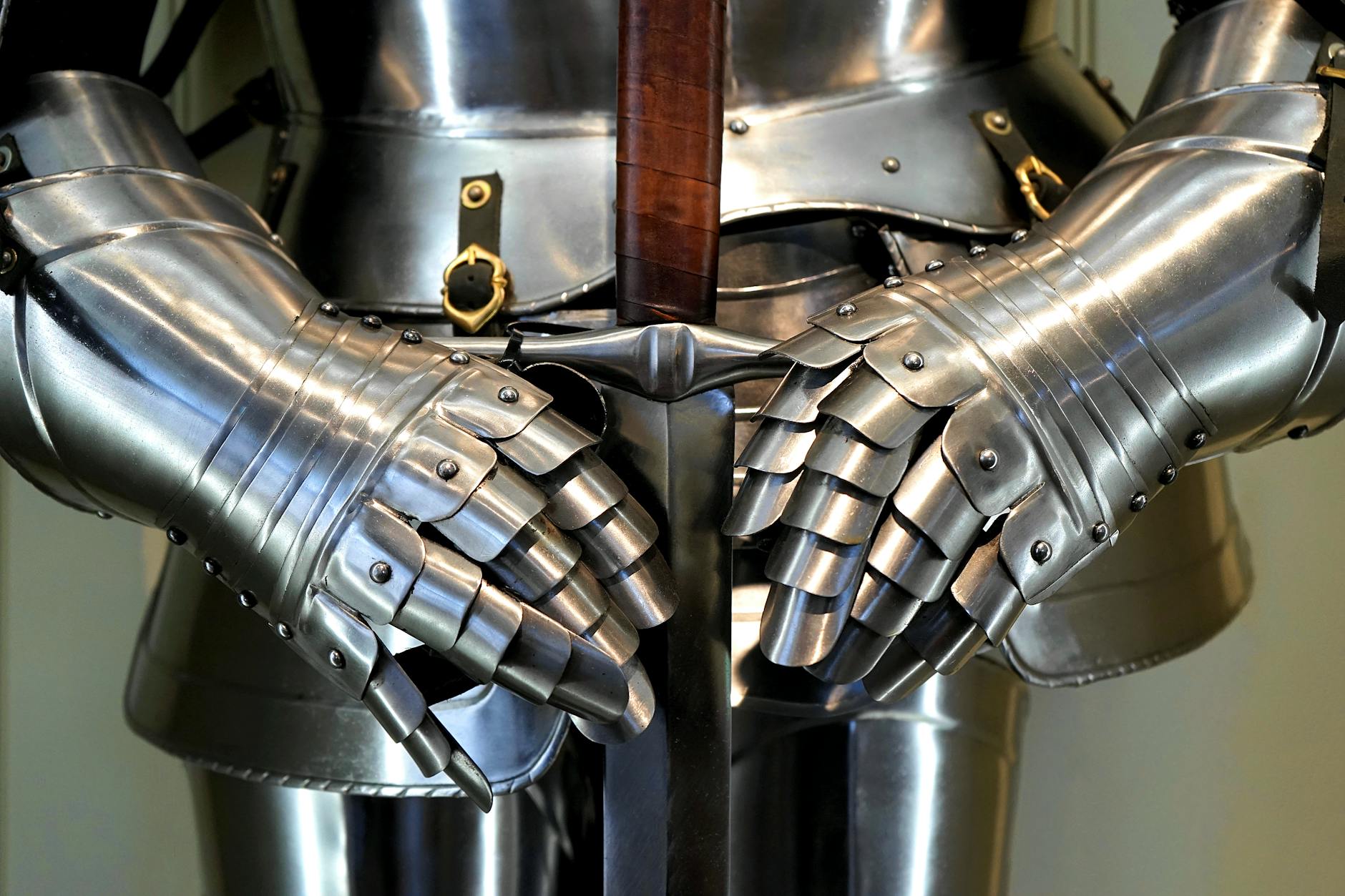 Spada Templare Medievale - Arma dei Cavalieri Templari Spada medievale templare con elmo e armatura da crociato, arma storica del Medioevo