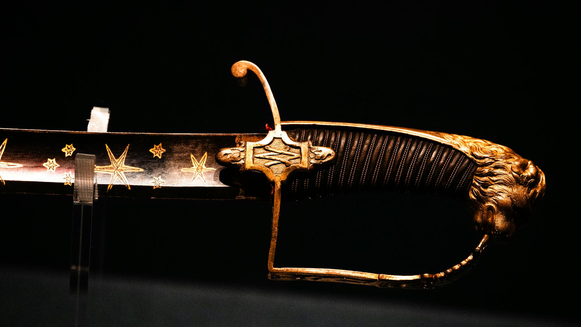 Collezione di repliche storiche del Colt 45 Peacemaker Collezione di armi storiche in museo con reperti d'epoca militare