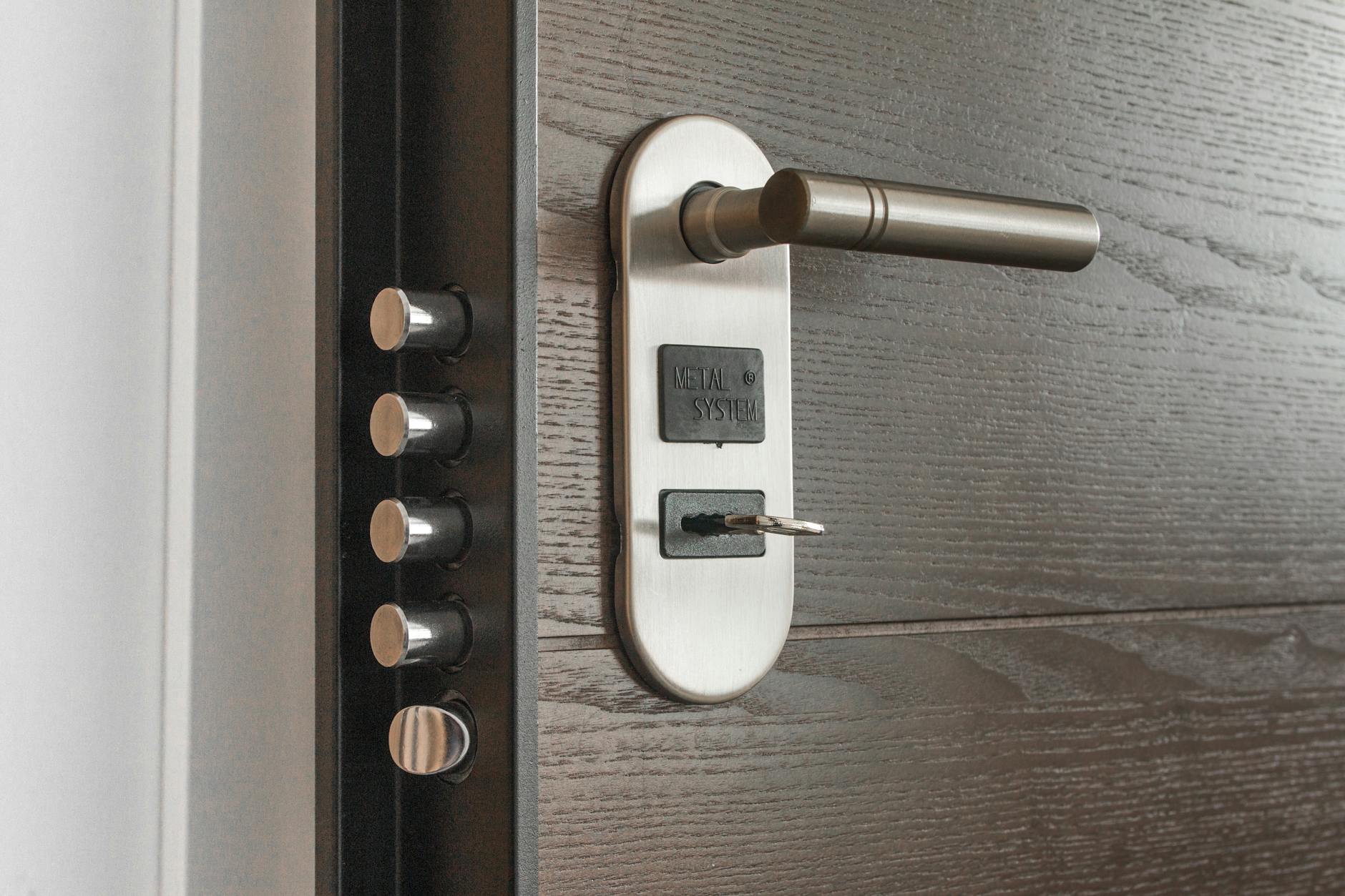 Serratura di sicurezza su porta in primo piano - protezione della casa e difesa legale