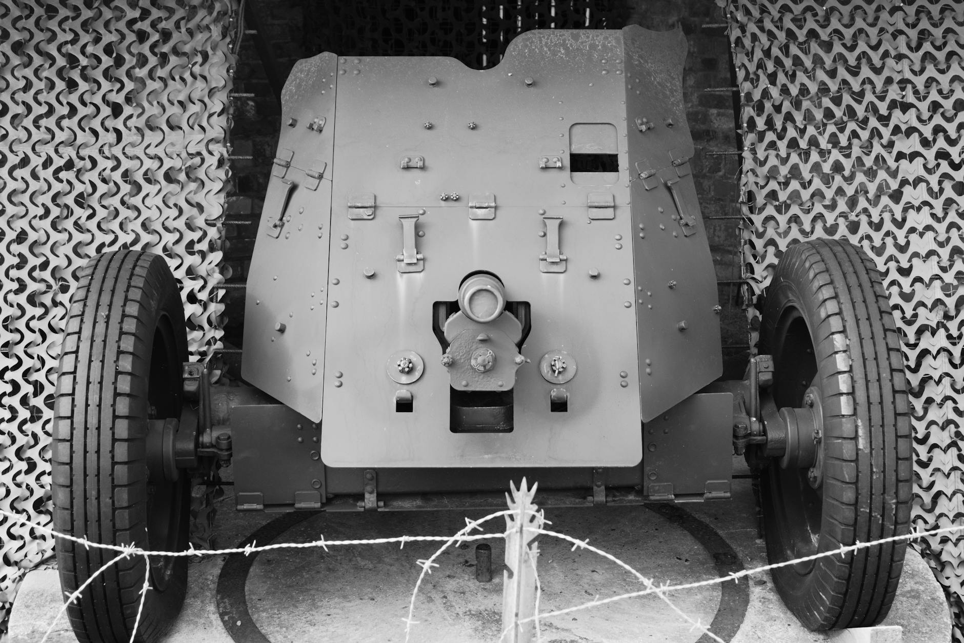 Mostra museale armi storiche Seconda Guerra Mondiale Esposizione museale di armi storiche della Seconda Guerra Mondiale con mitragliette tedesche