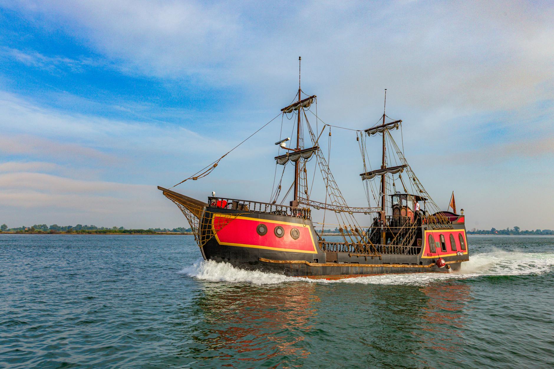 Nave Pirata Storica - Armi e Combattimento Navale Nave pirata storica con attrezzatura nautica del XVII secolo, ambientazione storica della pirateria ai Caraibi