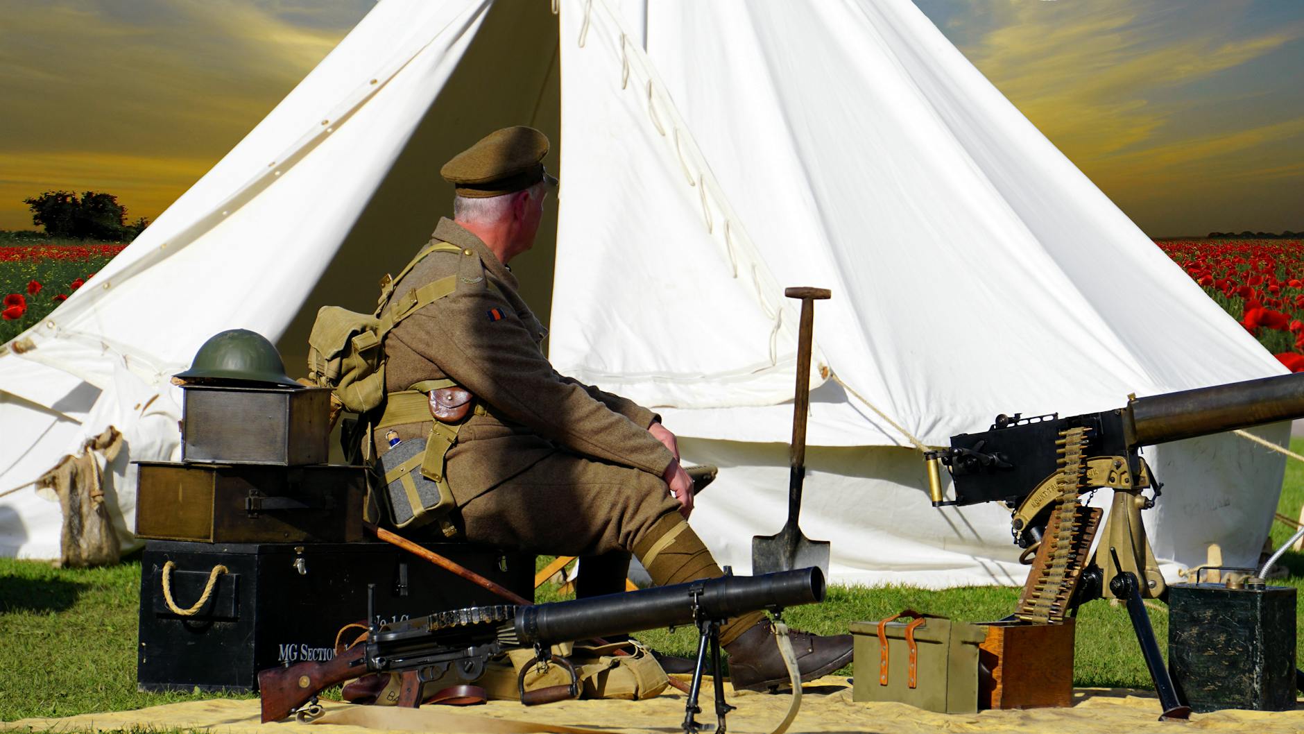 Esposizione museale di armi e equipaggiamento della Prima Guerra Mondiale, mostrando fucili, baionette e equipaggiamento soldati delle trincee
