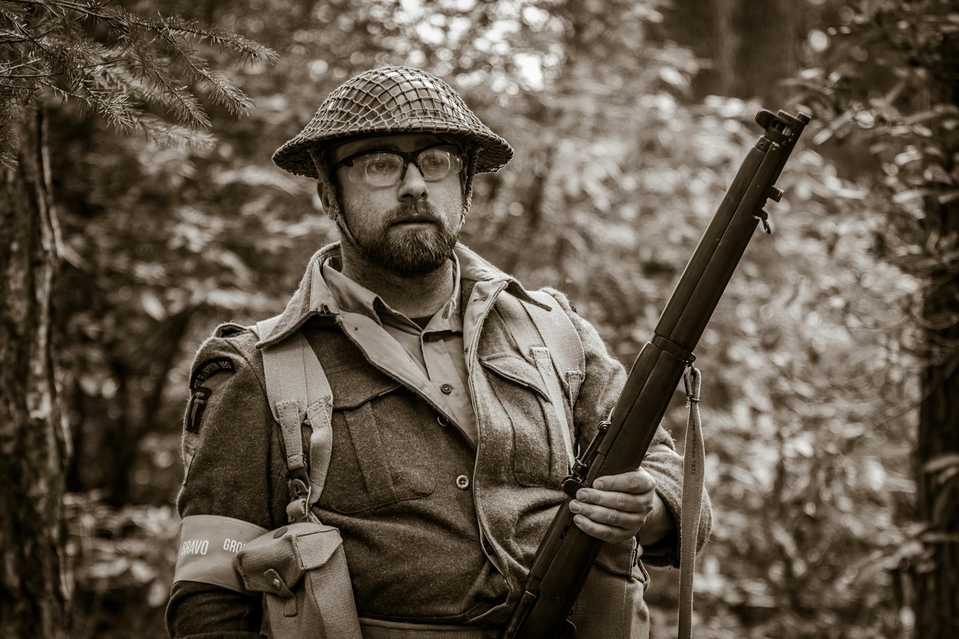 Fucile militare storico della Prima Guerra Mondiale con baionetta e attrezzature da trincea