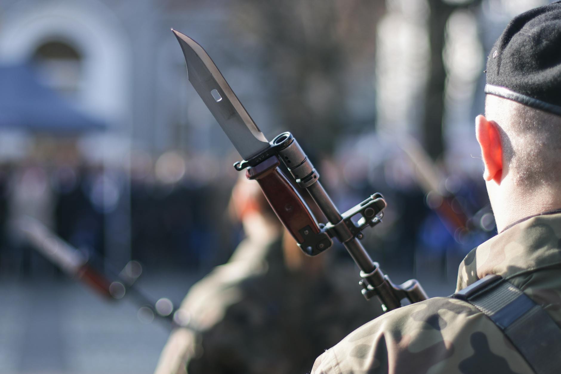 Pugnali e baionette storici della Prima Guerra Mondiale esposti in collezione militare