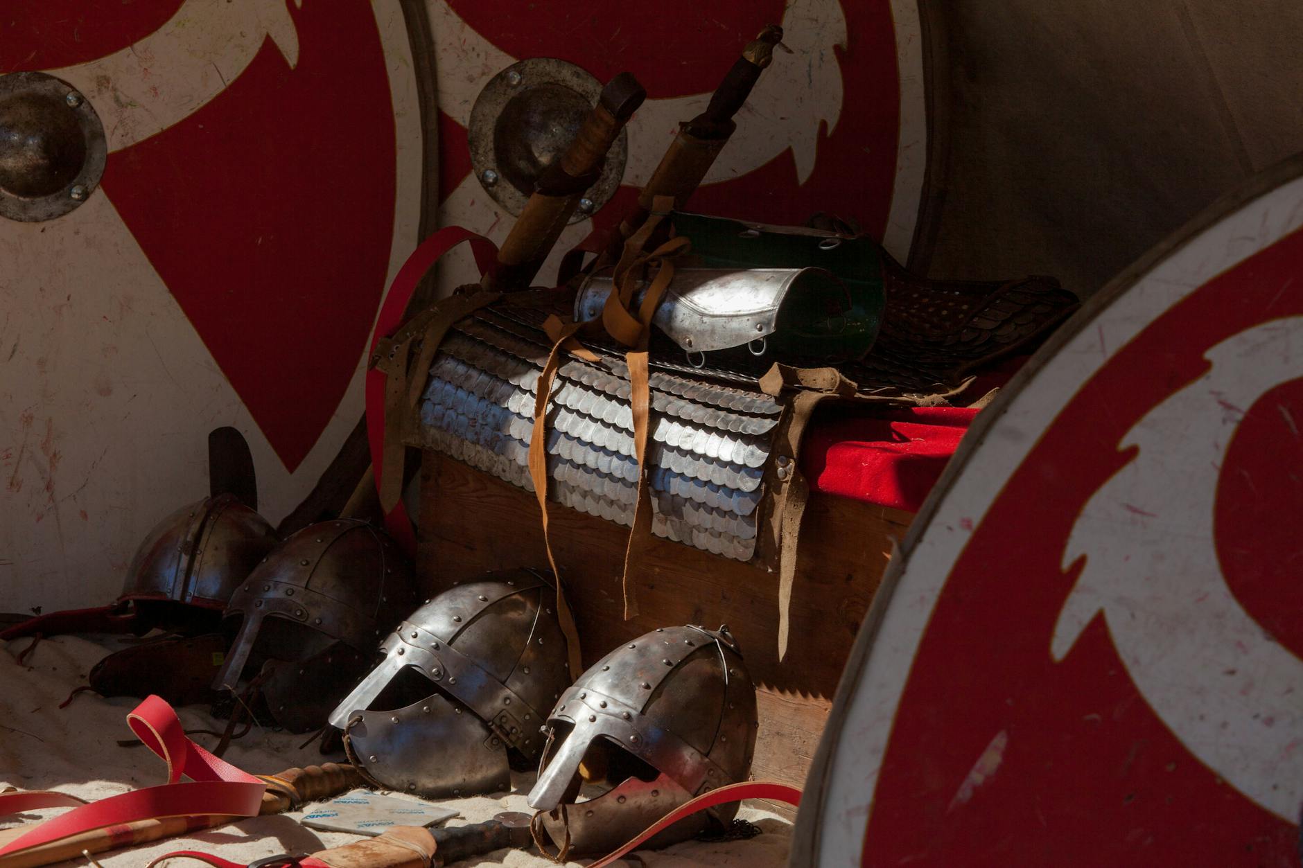 Battaglia romana legione tattiche combattimento militare antico Ricostruzione storica battaglia romana con legionari equipaggiati con armi tradizionali