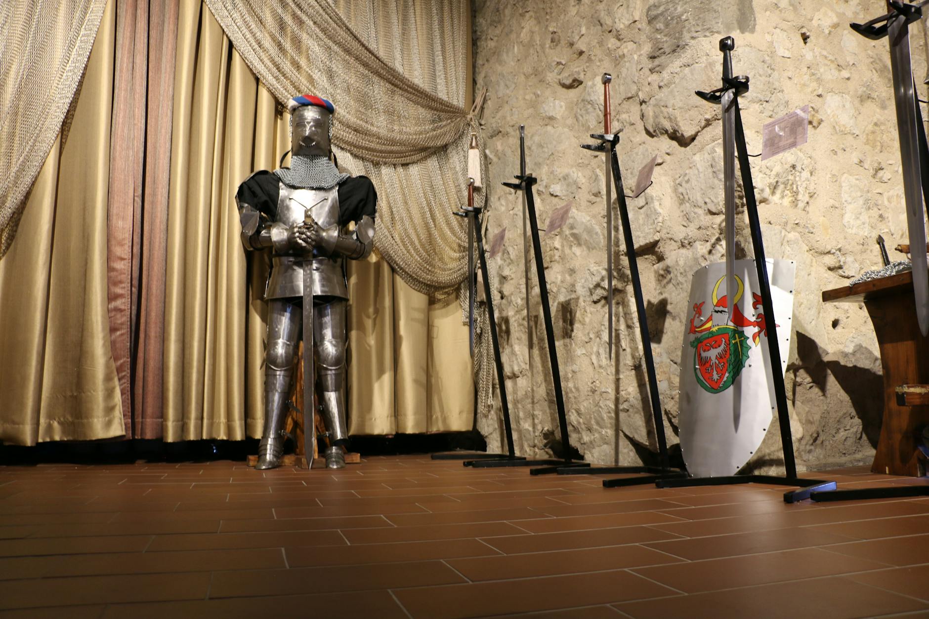 Collezione di Repliche Storiche Medievali Denix Replica storica di arma medievale in una collezione di museo, mostrando dettagli artigianali e autentici di epoche passate