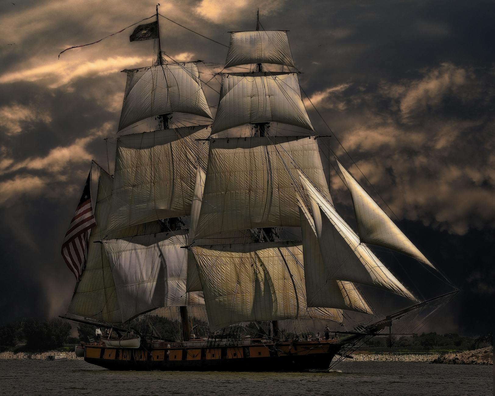 Battaglia navale pirata storica XVIII secolo Nave pirata storica con marinai in battaglia navale del XVIII secolo, esempio di combattimento con cutlass e armi da fuoco