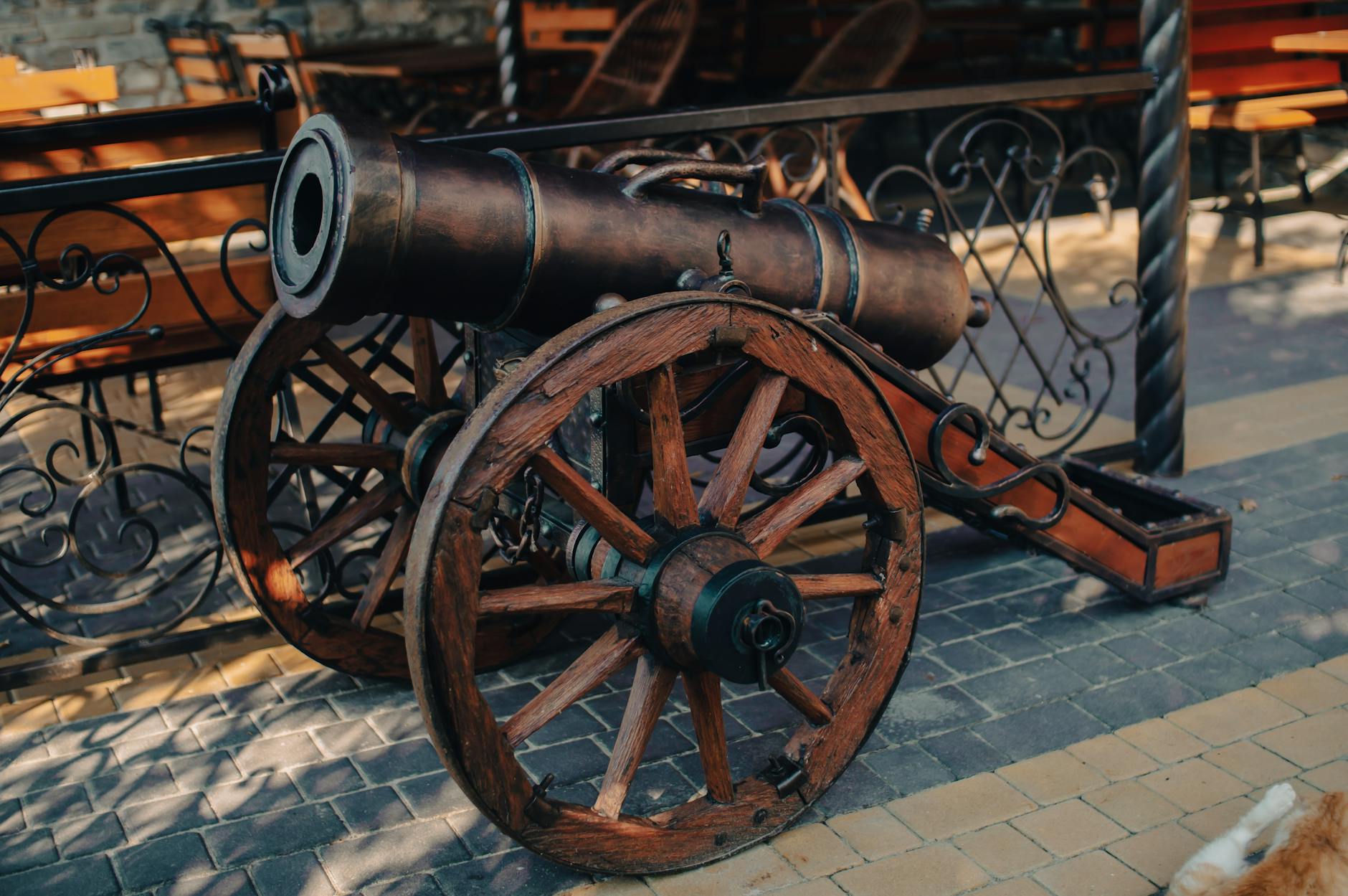 Moschetti napoleonici storici: storia e caratteristiche degli armamenti francesi Moschetti e fucili dell'era napoleonica esposti in museo storico, esempio di armamenti della Grande Armée francese