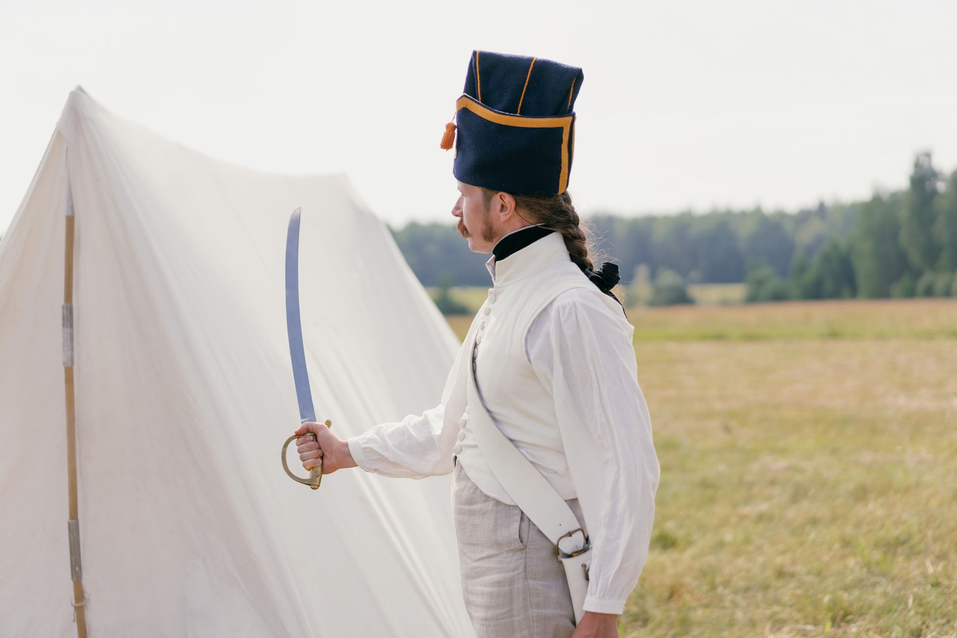 Soldato dell'epoca napoleonica con moschetto, baionetta e uniforme storica