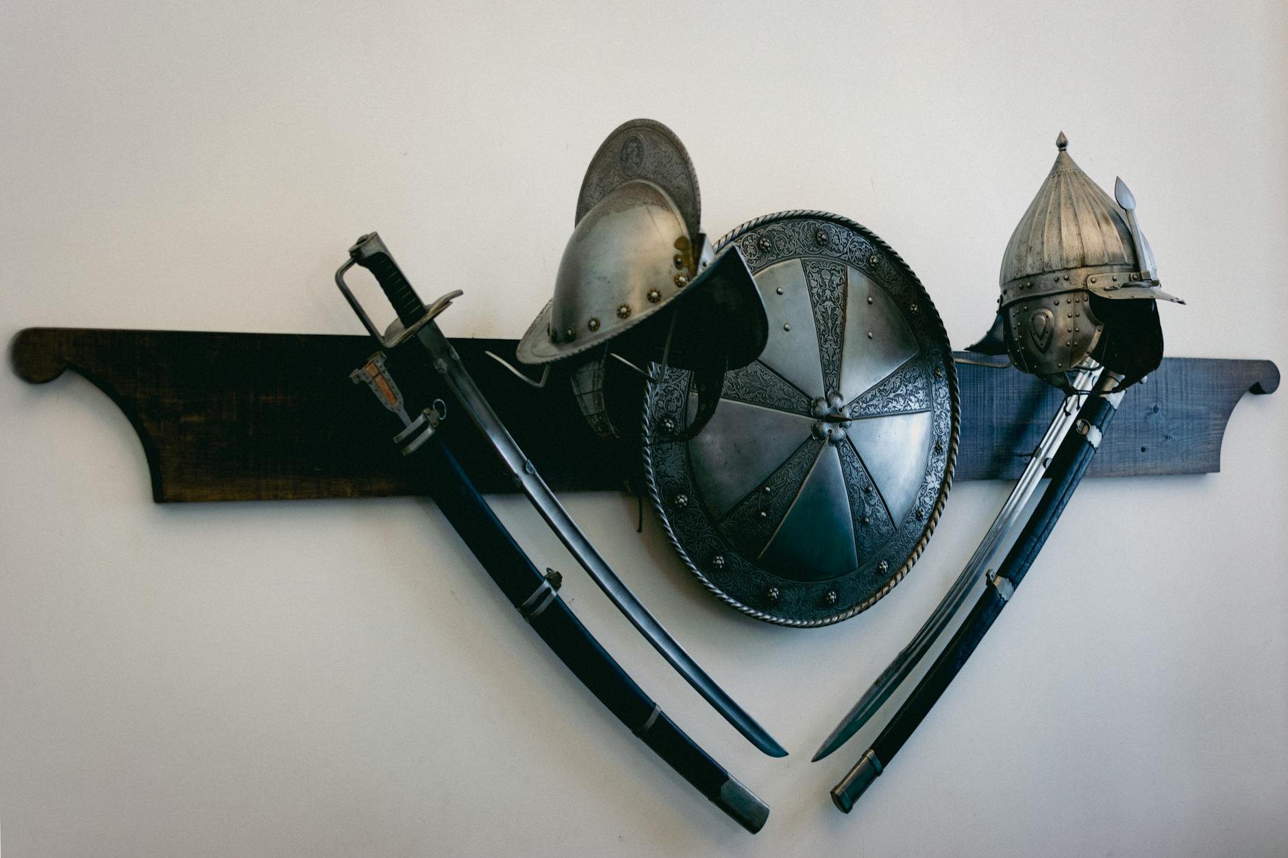 Collezione di Armi Medievali Templari: Spade Mazze Scudi Collezione di armi medievali templari: spade diritte, mazze d'arme e scudi heater con croce templare