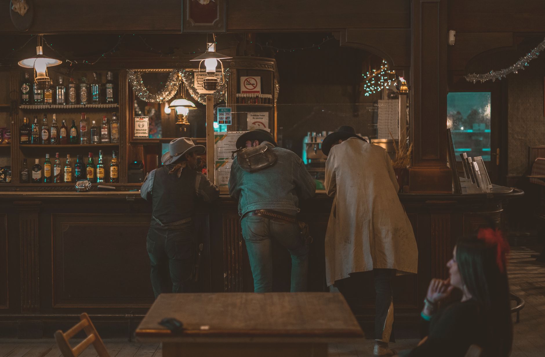 Scena d'interno di un saloon western con armi storiche e arredi d'epoca del cinema western