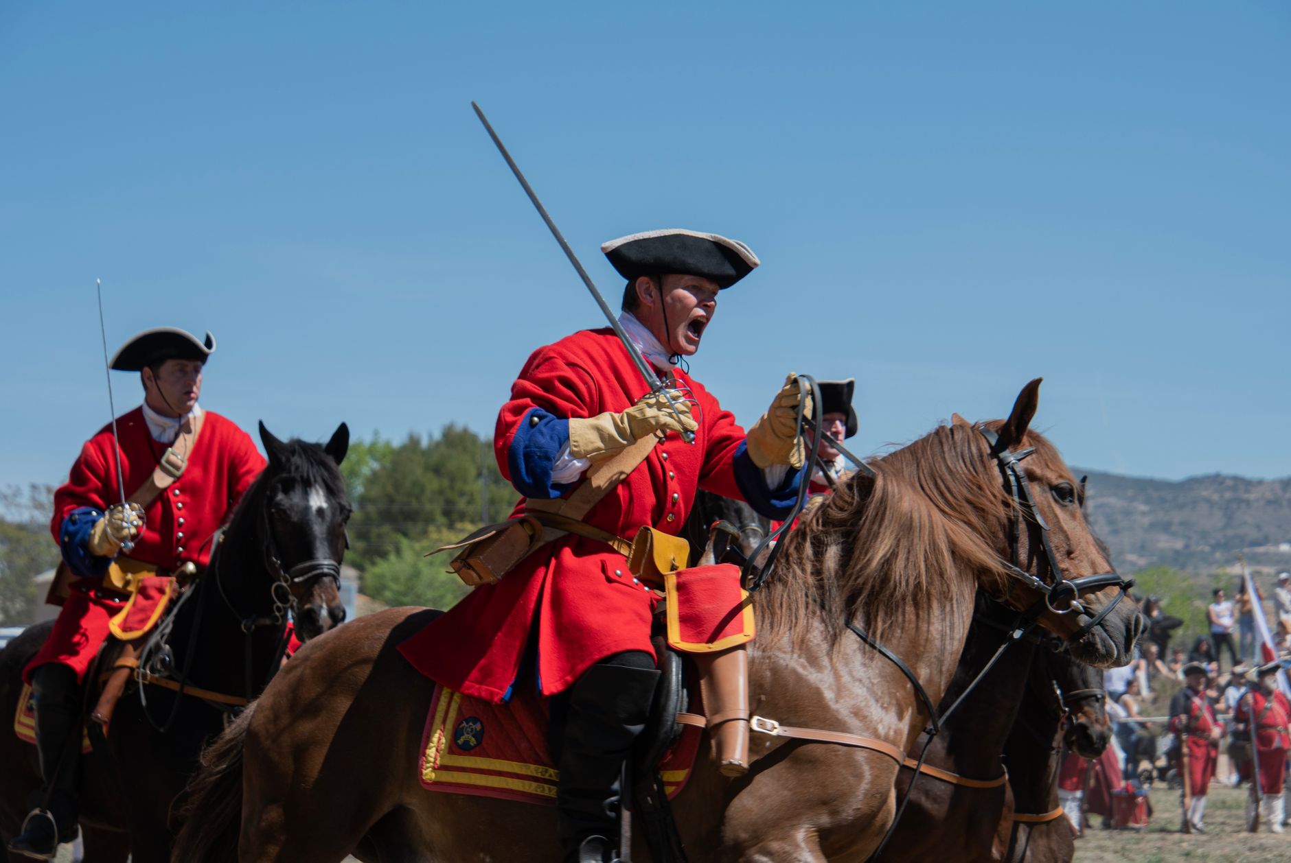 Cavalleria napoleonica con pistole in ricreazione storica Soldati e cavalieri in uniforme napoleonica con pistole, rappresentazione storica dell'armamento militare dell'era napoleonica