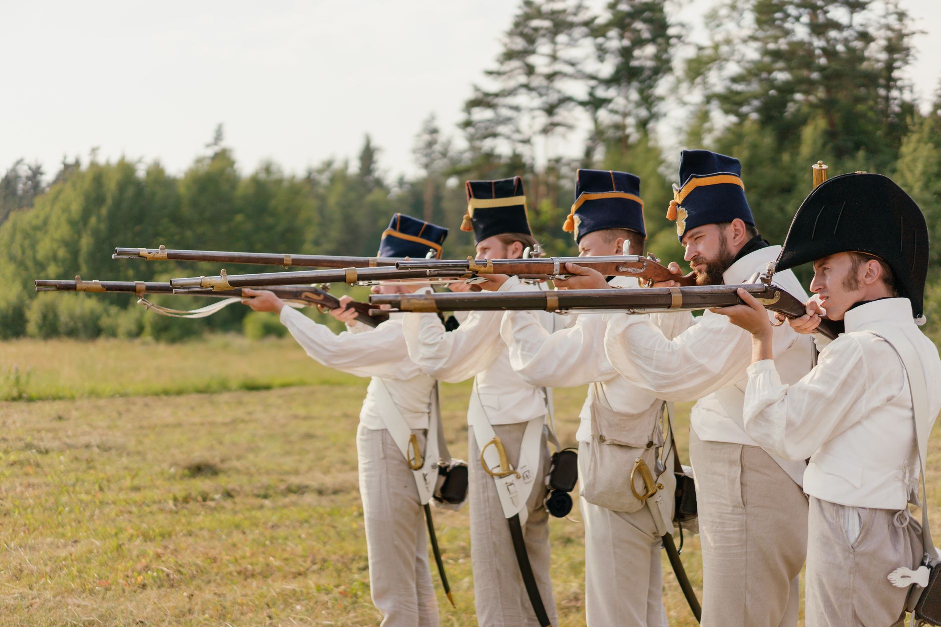 Fucili storici della Prima Guerra Mondiale esposti in museo, inclusi modelli Lee-Enfield, Mosin-Nagant e Mauser