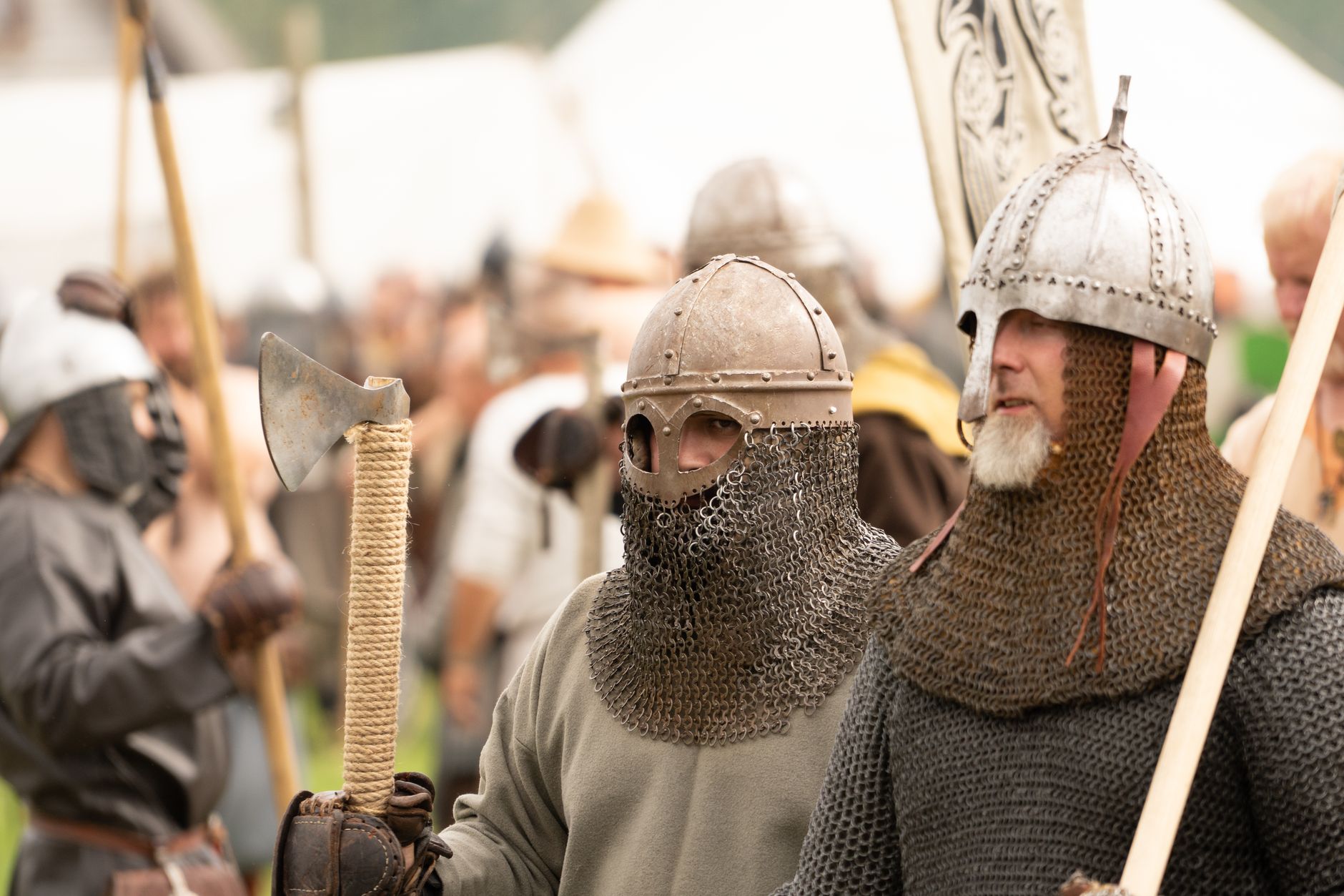 Guerriero vichingo in reenactment storico con asce e scudi medievali norreni