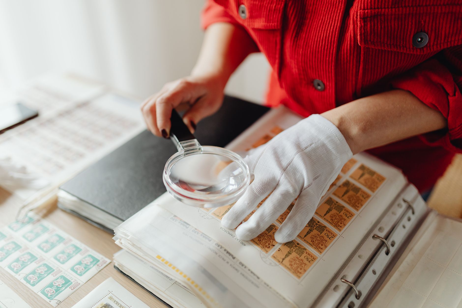 Documentazione Collezione Militare: Archiviazione Professionale e Conservazione Catalogazione e documentazione di una collezione militare storica con archivio e registrazione dettagliata dei pezzi