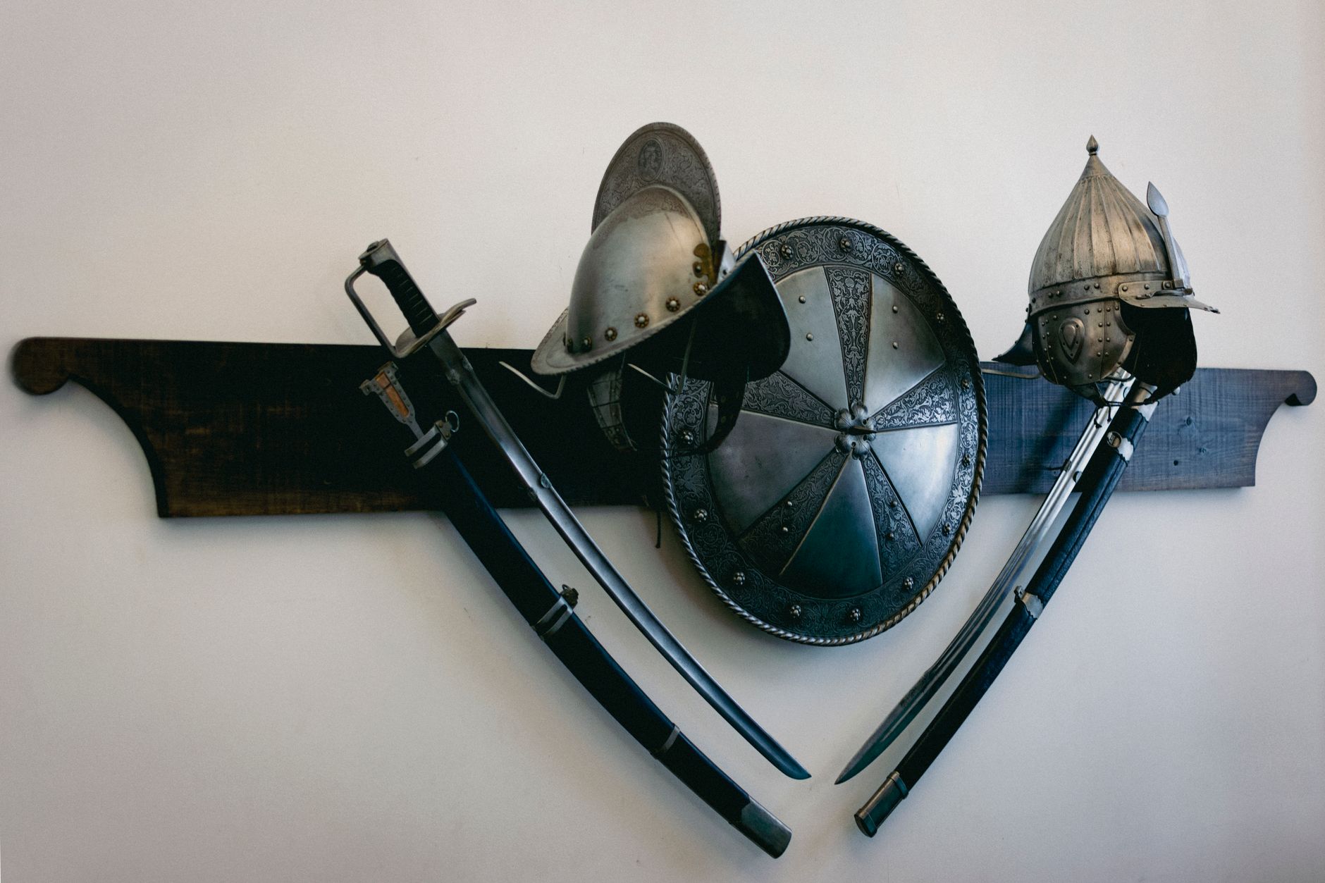 Collezionismo di armi storiche e repliche artigianali in mostra, simile alla Colt 45 Peacemaker di Denix