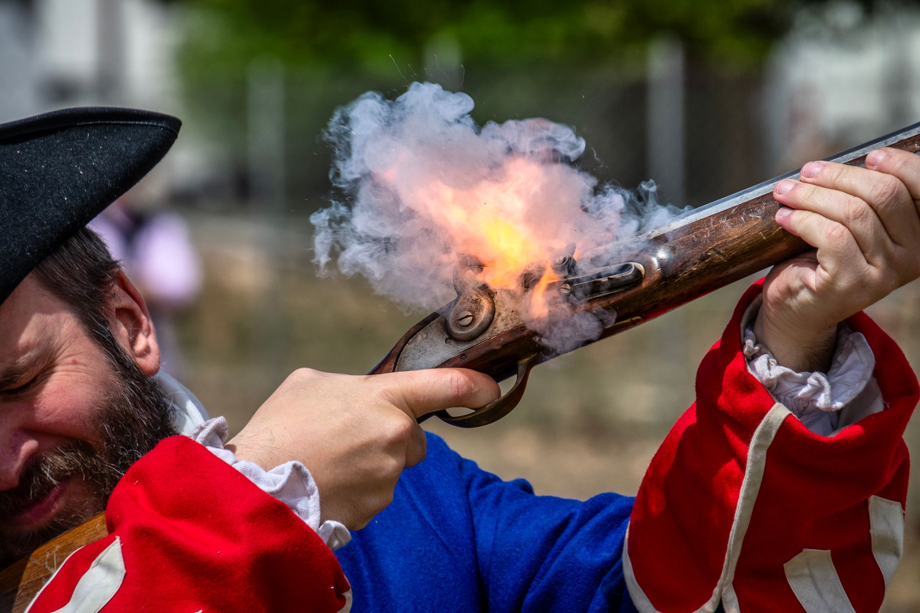 Meccanismo a Pietra Focaia - Dettaglio Storico Dettaglio del meccanismo a pietra focaia di una pistola storica del XVII secolo con cane e batteria d'acciaio