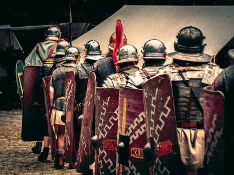 Legionario romano in pieno equipaggiamento con gladio, scudo e armatura, armi dell'Esercito Romano