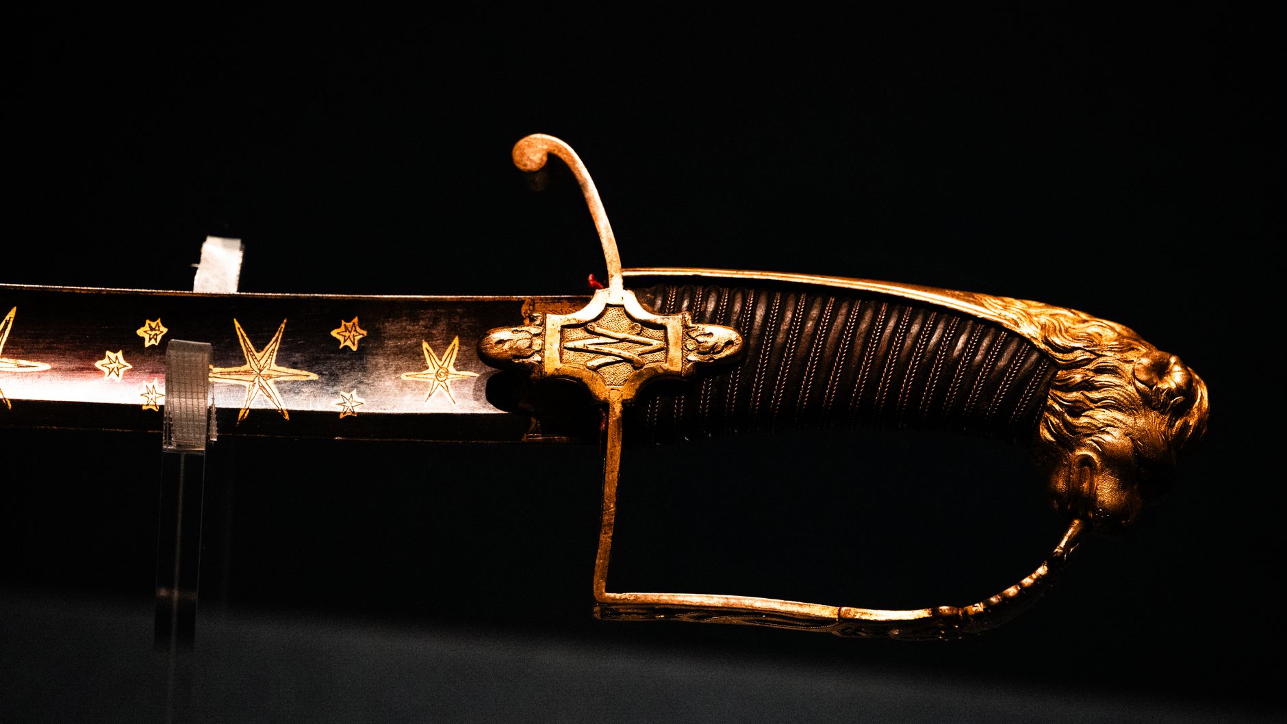 Repliche storiche e consapevolezza della difesa personale nel tempo Collezione di oggetti storici in museo che raccontano la storia della protezione personale