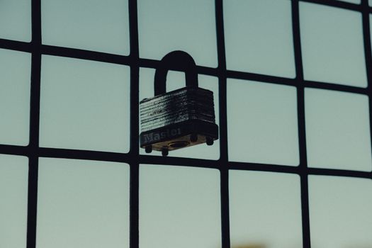 Concetto di protezione personale e difesa della casa in conformità alle normative italiane