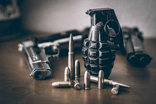 Granate storiche M24 tedesca e MK2 americana: icone della storia militare del Novecento