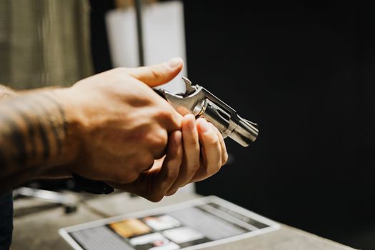 Colt Python 357 Magnum revolver: il revolver più bello e raffinato della storia con canna cromata e cilindro lucido