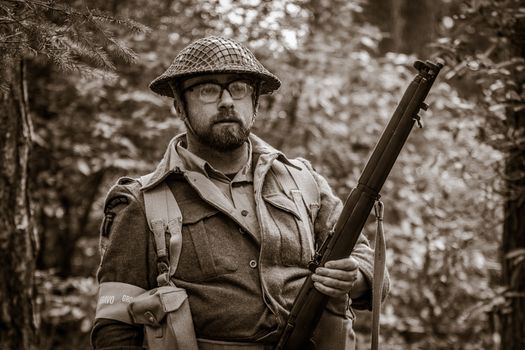 Paracadutista americano della Seconda Guerra Mondiale armato di Winchester M1 Carbine in ambito operativo storico